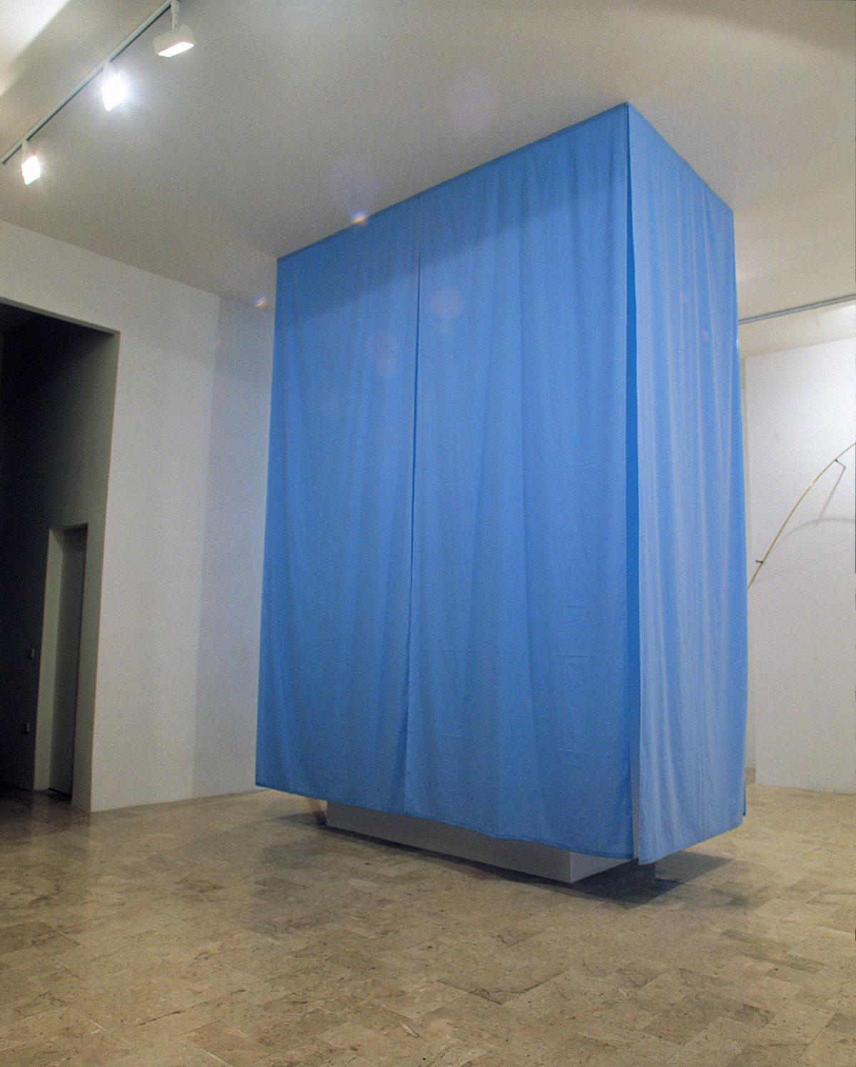 Satoshi Hirose, Paese della luce “Napoli”, 2002, cloth, aluminum, cm 385x293x148