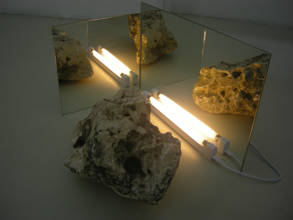 Elena Bajo, Envoi 4, 2010, stone of Trani, mirrors, neon lamp